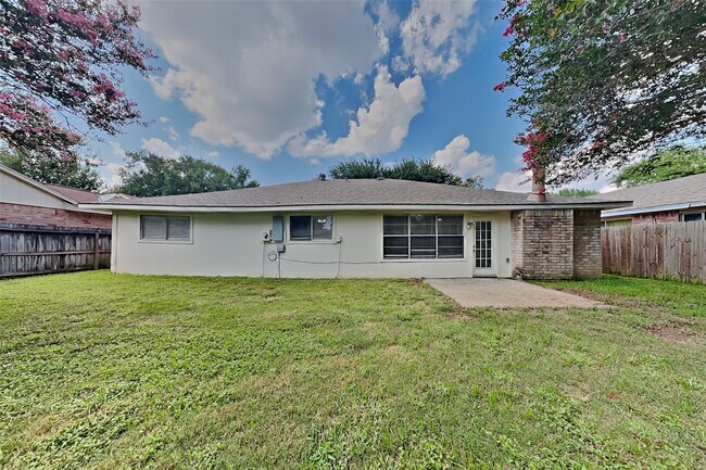 Building Photo - 14227 Bella Dr