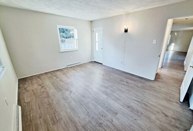 Building Photo - 3 Bed / 1-1/2 Bath Single Family Home w/ 2-Car Garage