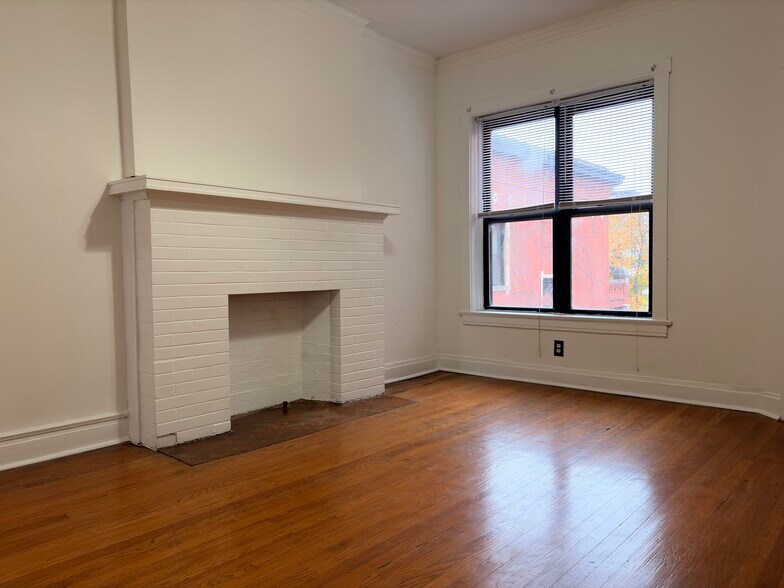 Building Photo - 3722 N Sheffield Ave