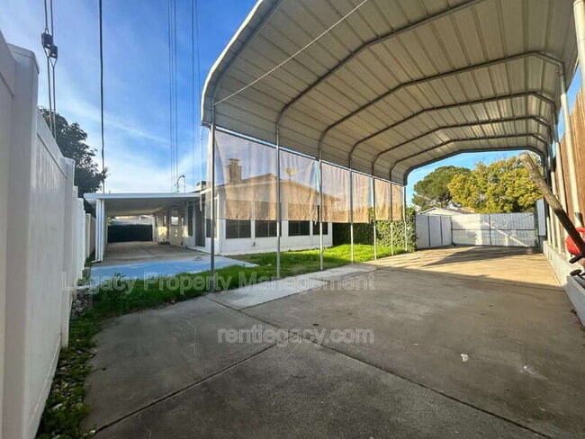 Building Photo - 5200 Fernwood Way