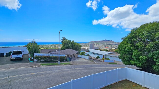 Building Photo - Waialae Nui Ridge - Renovated 4 bedroom, 3...