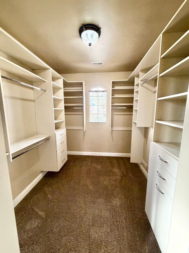 Building Photo - Beautiful 4 bed 2.5 bath Home!