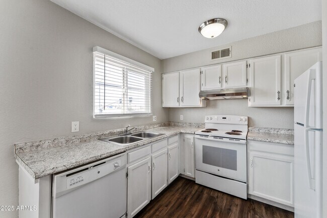 Building Photo - 808 N Revere