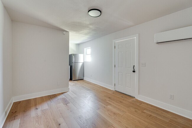 Building Photo - FULLY RENOVATED duplex in East Ridge!