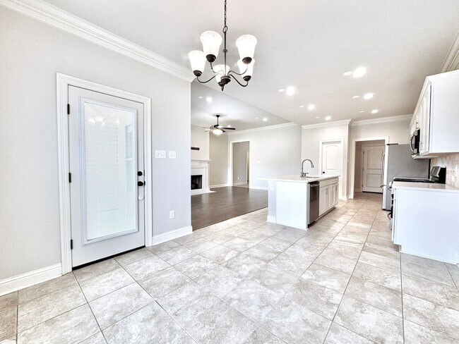 Building Photo - 3 Bedroom House Near LSU in Lake Villas