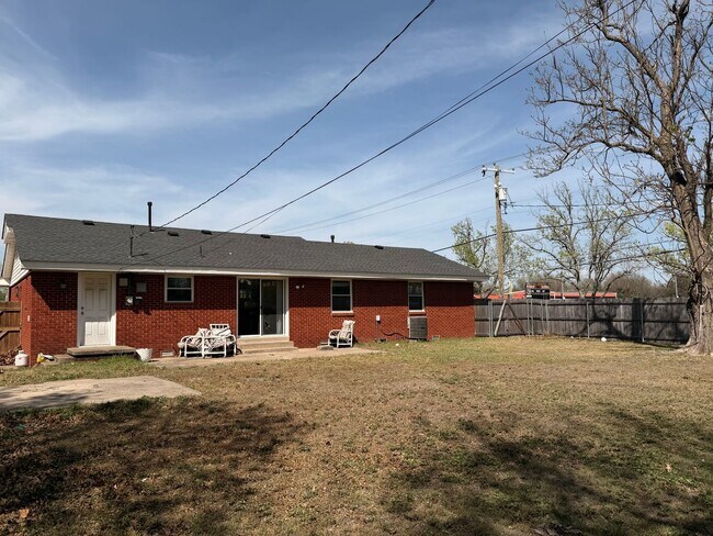 Building Photo - PRELEASING (3) Bed/(1.5) Bath in Core Norman Avail Late May!