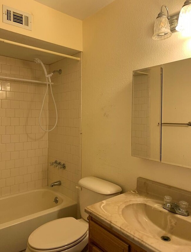 Building Photo - Awesome 2 Bed/2 Bath Townhome, Minutes fro...