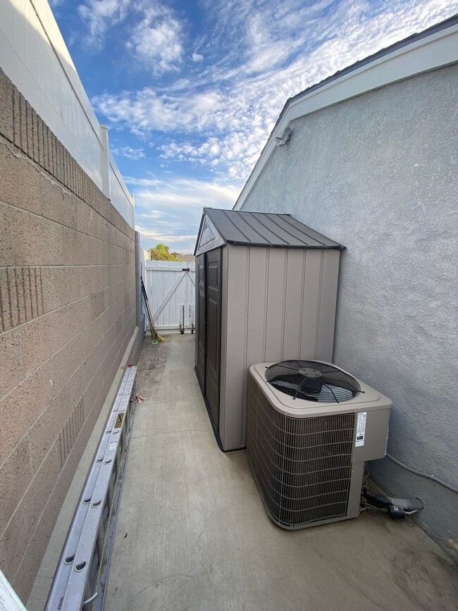 Building Photo - Updated 3 Bedroom Cypress House w/ 2 Car G...