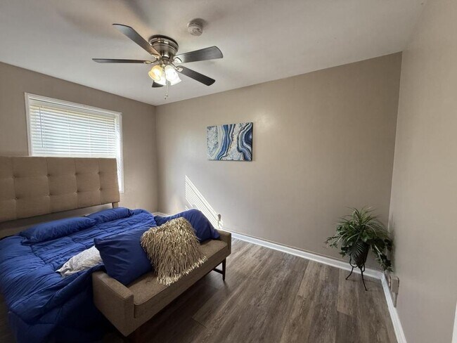 Building Photo - 1802 La Salle Pl