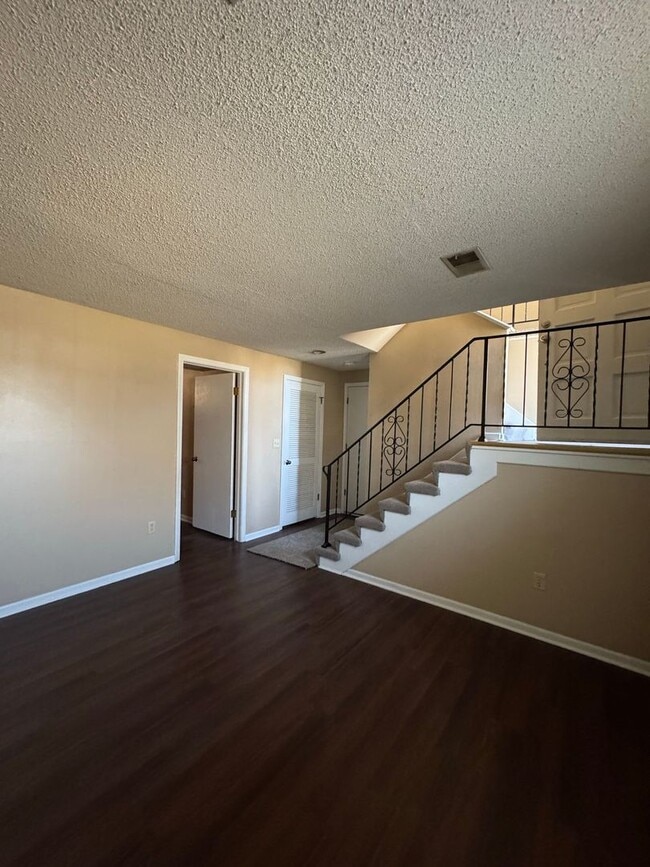 Building Photo - Comfort & Convenience in Shawnee – 3BR Duplex