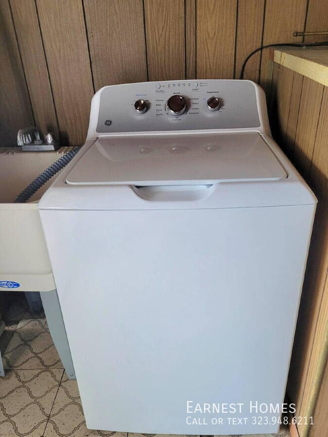 Building Photo - 8447 Wheatland Ave