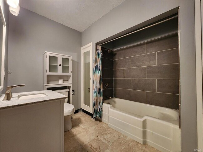 Building Photo - 218 S Pleasant St