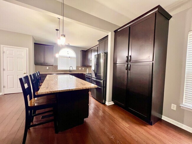 Building Photo - 6 Bed 4 Bath in West End