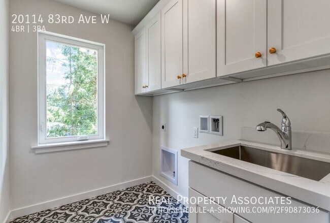 Building Photo - Edmonds Home