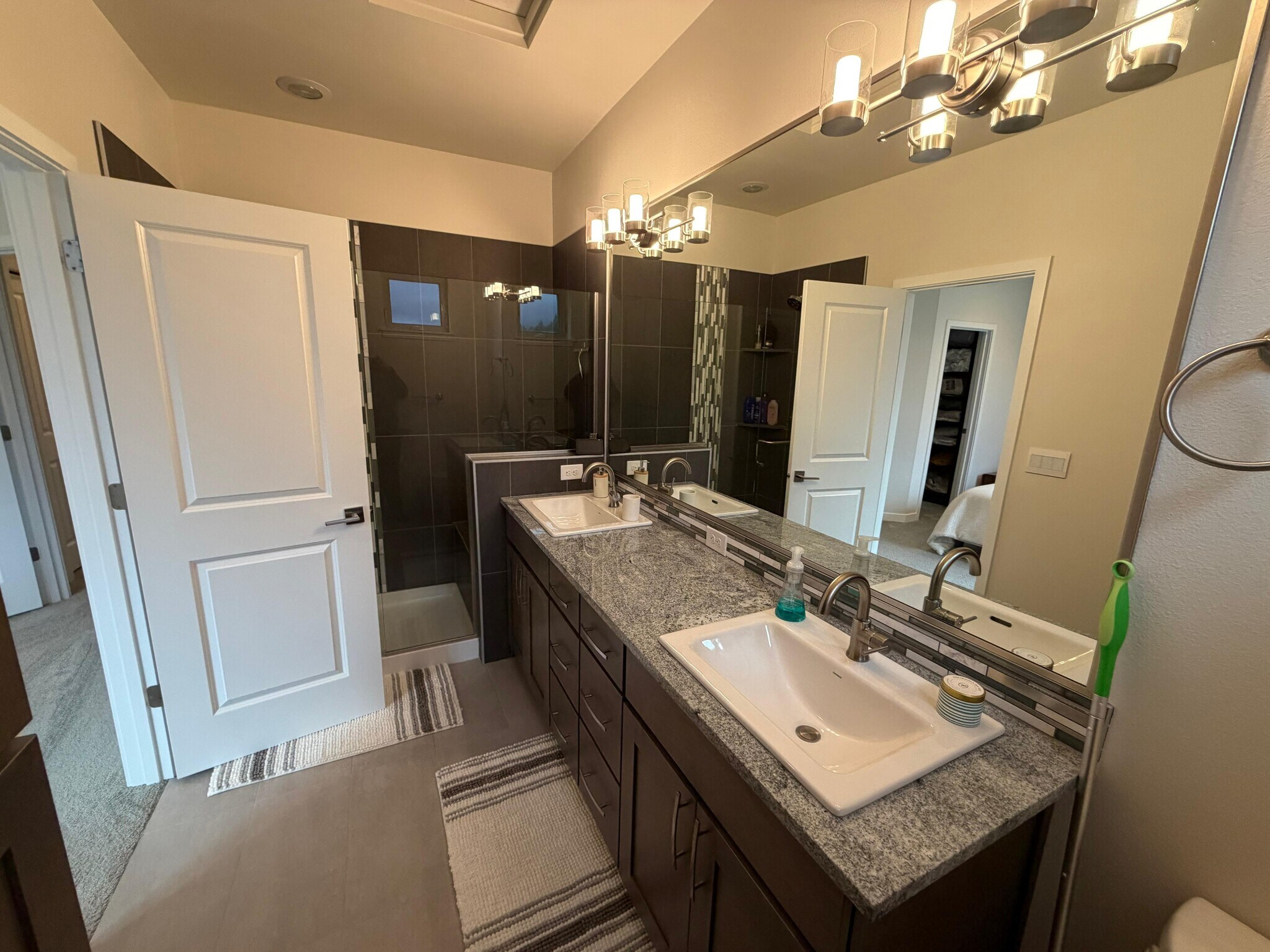 Building Photo - 540 NE Daisy Walk