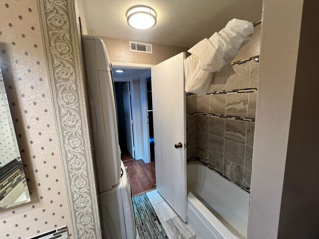 Building Photo - 2555 Clearacre Lane #25-1