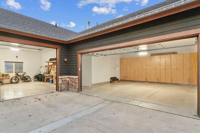 Building Photo - 6035 Mountain Ranch Dr