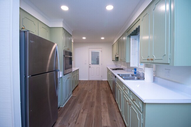 Building Photo - Renovated 5BR Home Minutes from Downtown Columbia | Two Full Kitchens + Fenced Yard ~ Available M...