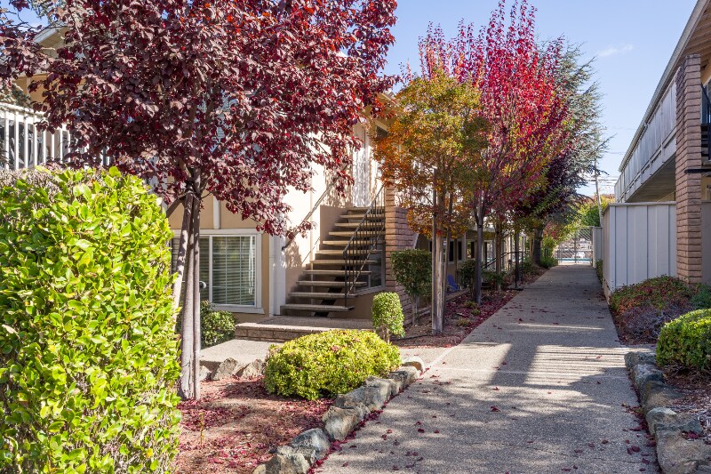 Building Photo - 3561 Farm Hill Blvd