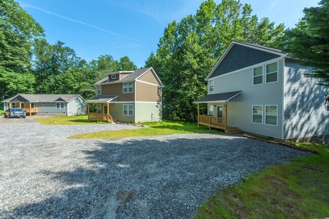 Private Parking - 110 Owens Creek Rd