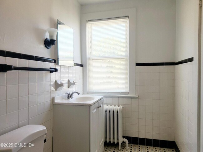 Building Photo - 15 Scofield St