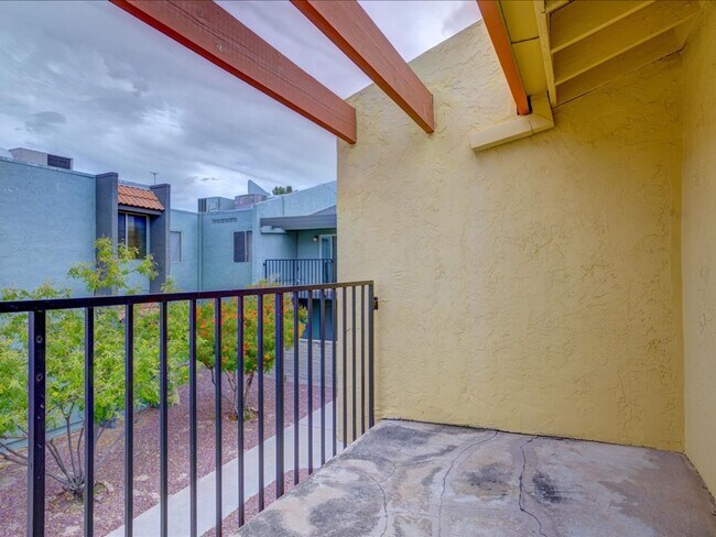 Building Photo - 2 Bedroom, 2 Bathroom with Community Pool!