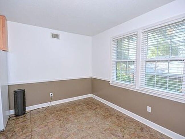 Building Photo - Forest Acres condo