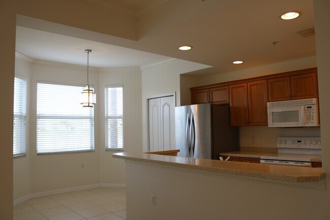 Building Photo - 2 bed/2 bath Condo in Popular Osprey Cove! Lake Views!!