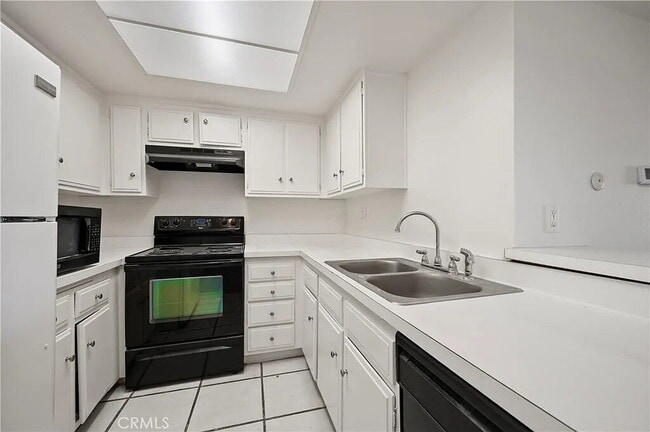 Building Photo - "Chic 1-Bed Retreat with Pool & Central Vacuum in Anaheim's Heart – 710 Sq Ft of Hardwood Elegance!"