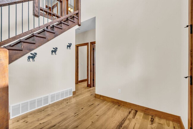 Building Photo - Stunning Mountain Retreat