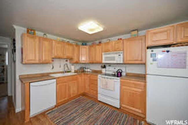 Building Photo - Charming 2 Bed 1 Bath Millcreek Apartment in Prime Location