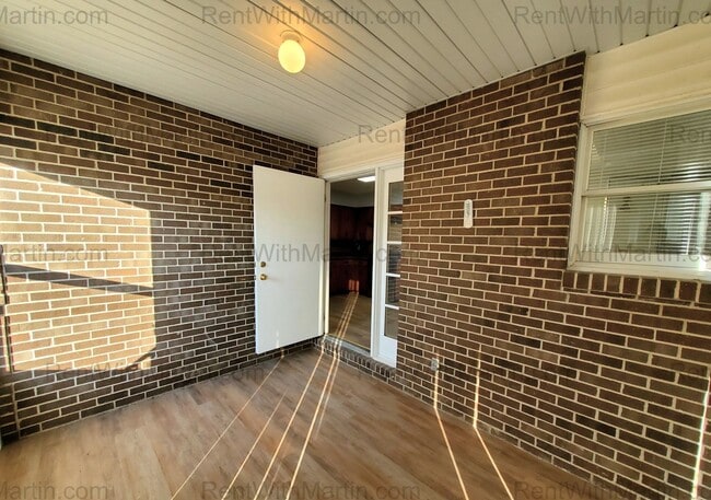 Building Photo - 780 Russell Rd