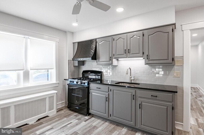 Building Photo - 910 E Bellevue Ave