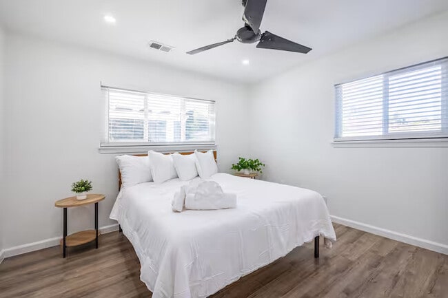 Building Photo - 3538 Roslyn St