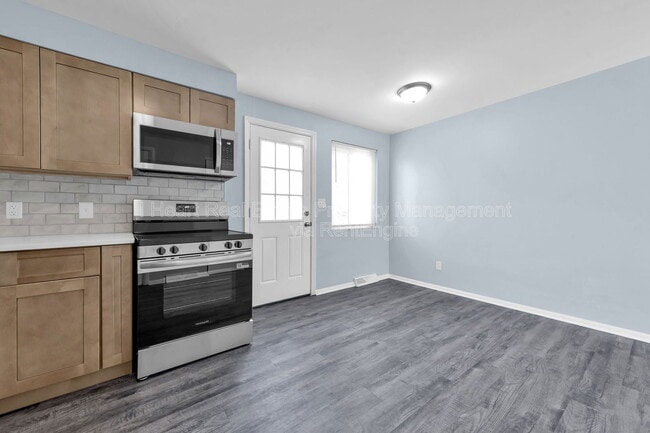 Building Photo - 880 N Meadows Ct