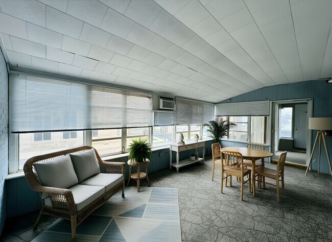 Building Photo - 1369 W Market St