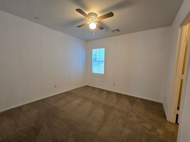 Building Photo - A Fabulous 5 Bedroom Home in Henderson