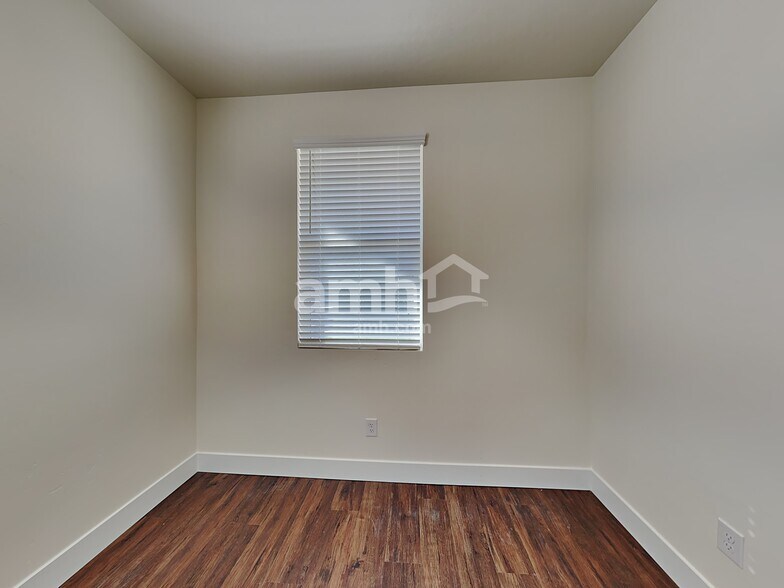 Building Photo - 1034 S Jillian Ave