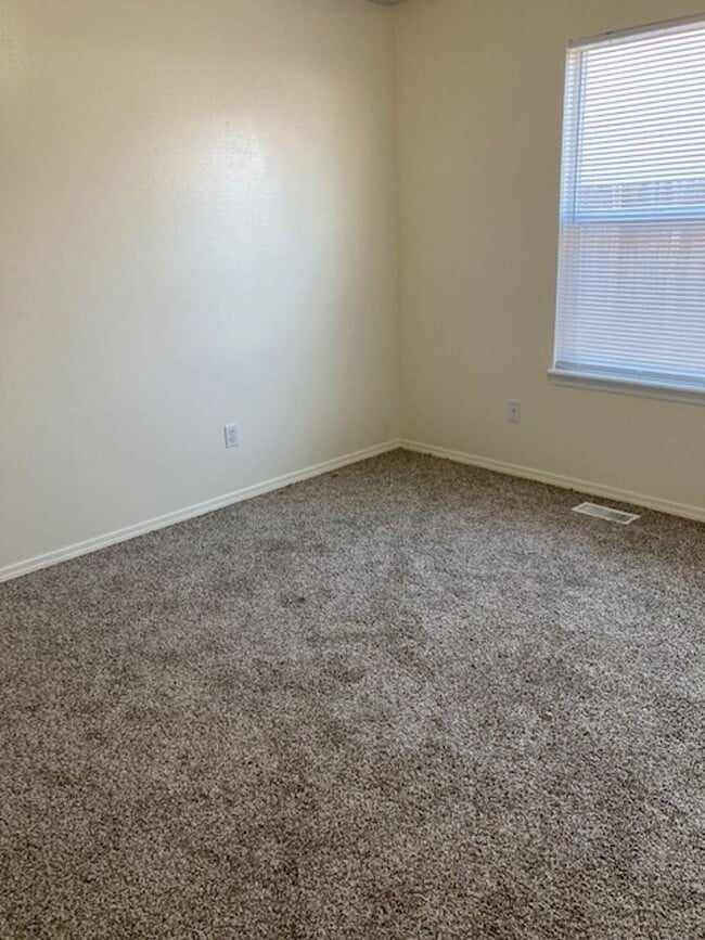 Building Photo - Great location 3 bedroom 2 bath home