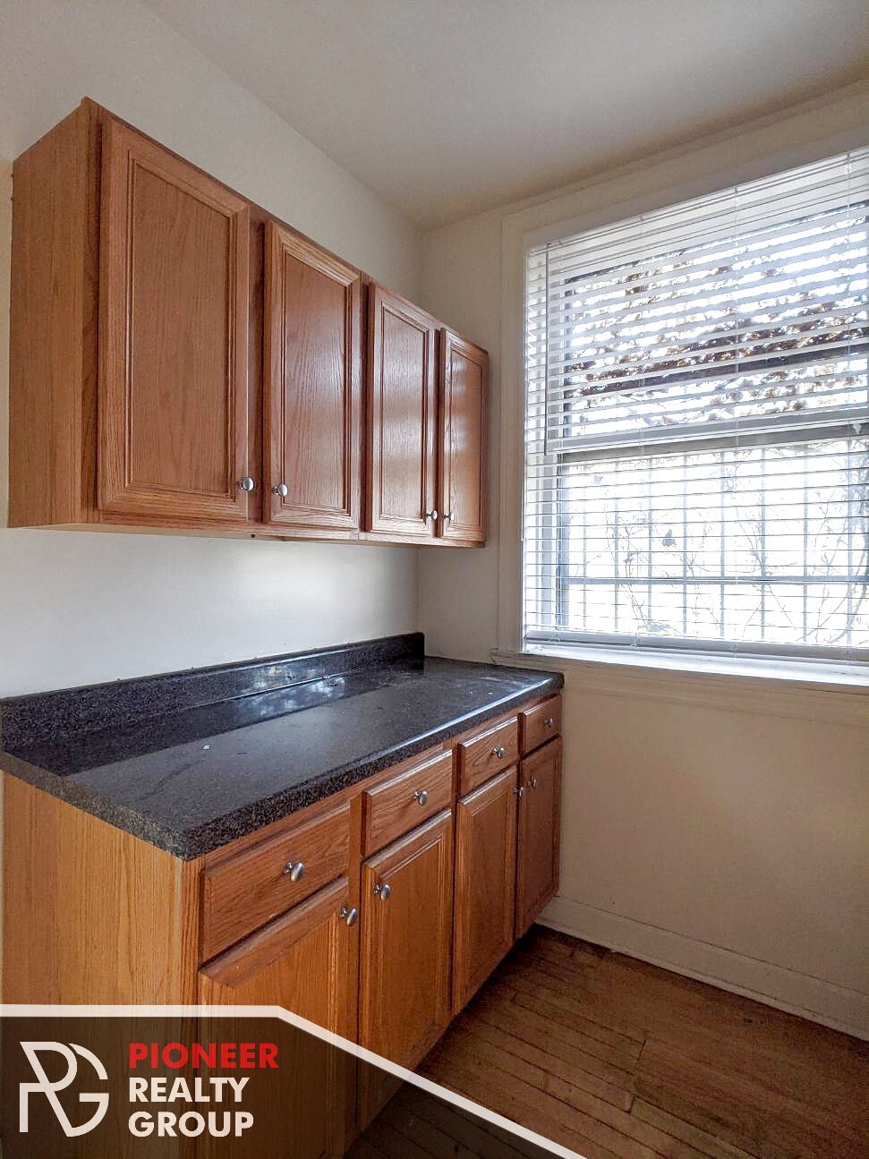 Building Photo - 730 W Roscoe St