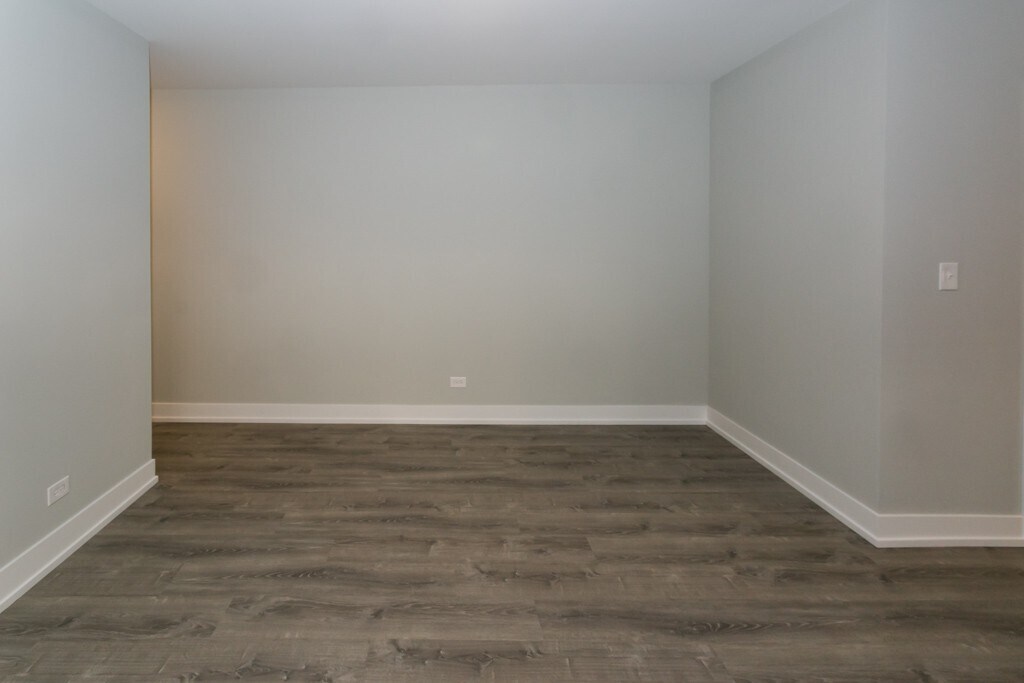 Building Photo - 735 W Brompton Ave