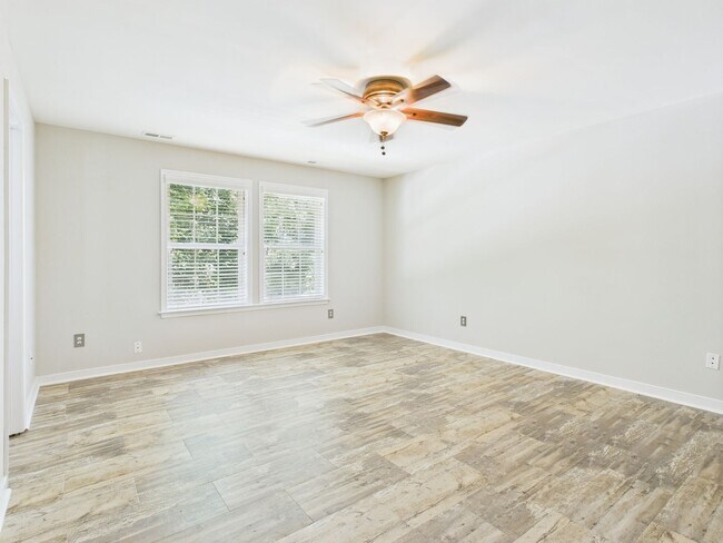 Building Photo - Charming 5-Bedroom 2.5 Bathroom Home locat...
