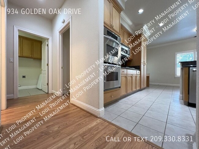 Building Photo - 934 Golden Oak Dr