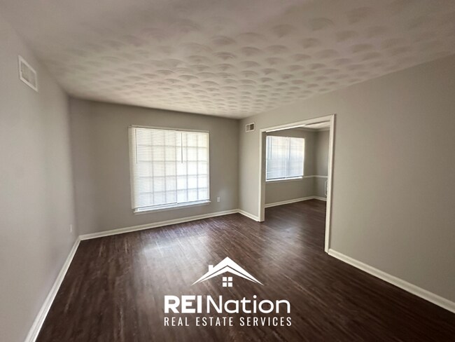 Building Photo - Spacious 4BR/2BA Memphis Rental with 2-Car Garage, Hardwood Floors & Fireplace