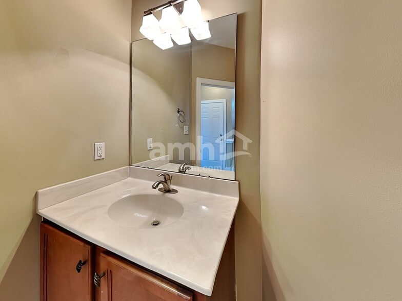 Building Photo - 3128 Skycrest Dr