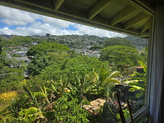 Building Photo - Central, 4 Parking Available, Furnished or...