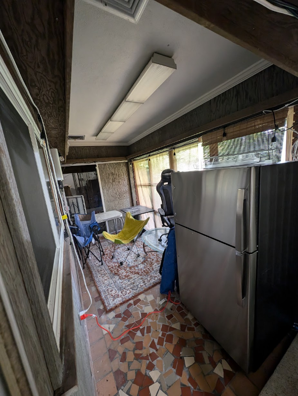 Building Photo - 557 Wilkie St