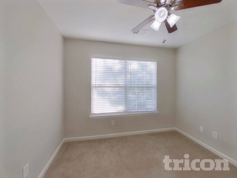 Building Photo - 420 Hedge Grove Ln