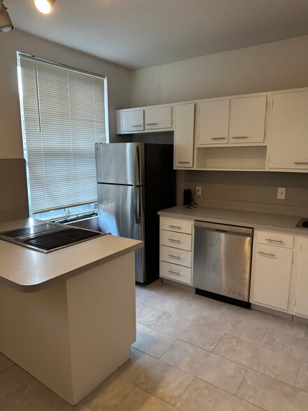 Kitchen - 3808 Flad Ave