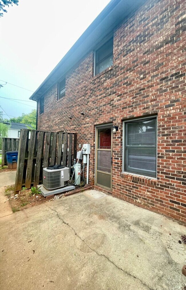 Building Photo - Discover this well-maintained 2-bedroom, 2-bath townhouse in Statesville, NC.